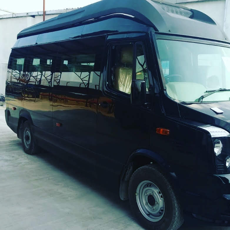 tempo traveller 17 seater on road price